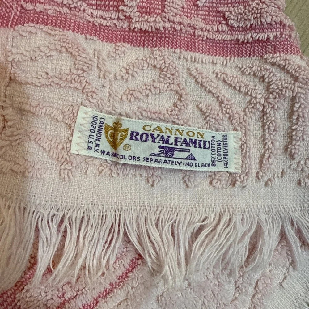 Cannon Royal Family Vtg Pink Rose RETRO SCULPTED PINK flower Bathroom Hand towel